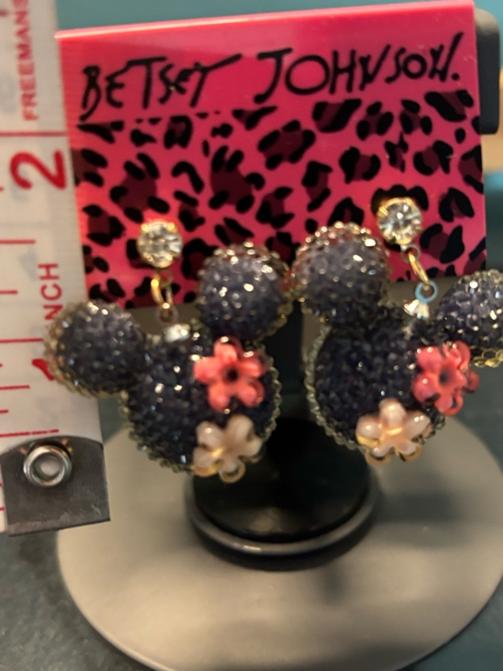 Betsey Johnson Minnie earrings NWT - Picture 2 of 3